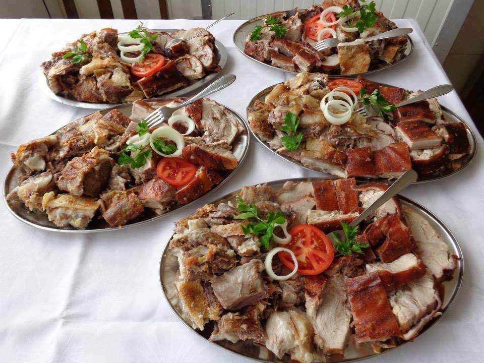 Pečevina na tanjurima — Farma Ovčarevo