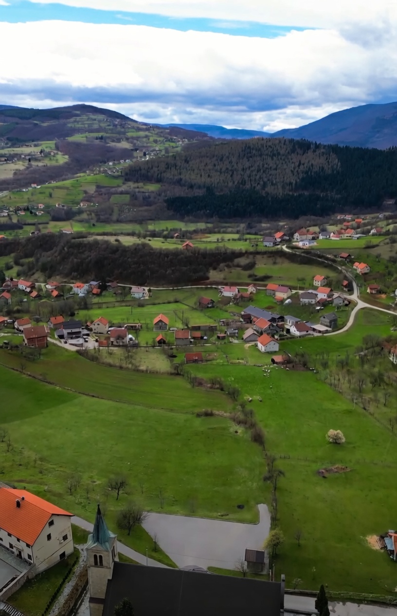 Selo Ovčarevo — pogled iz zraka, Travnik, Bosna i Hercegovina